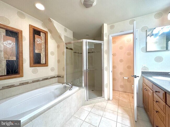 Building Photo - 11837 Regents Park Dr