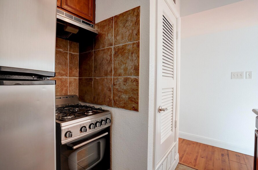 Stove/Oven - 4306 Avenue A