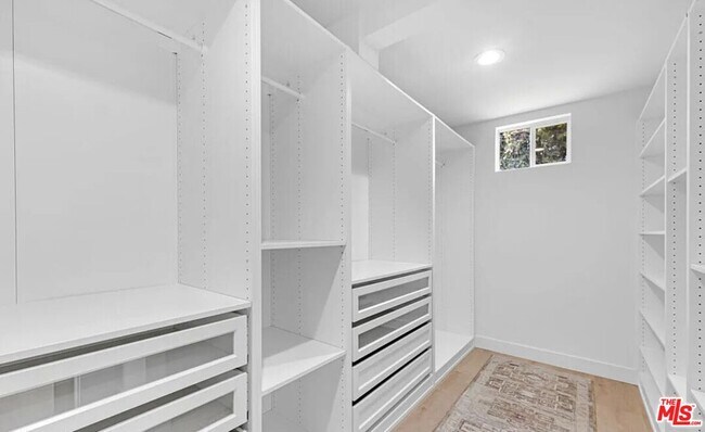 Building Photo - 418 N Bowling Green Way