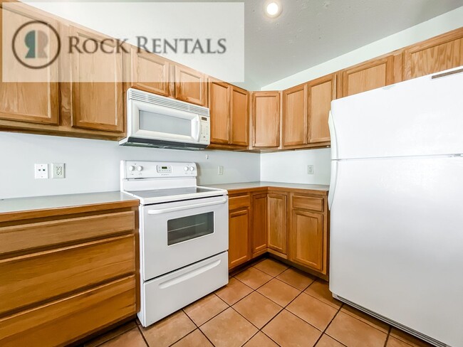 Building Photo - Beautiful 3 Bed 2 Bath Home in Quiet Neighborhood