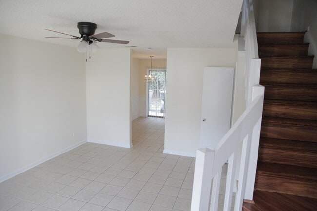 Building Photo - Cozzy townhome ready for you!