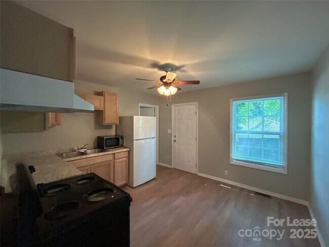 Building Photo - 2818 Ravencroft Dr