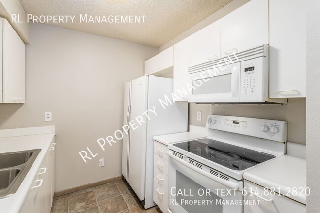 Building Photo - 2 Bedroom/2 full & 2 half Bathroom condo 1...