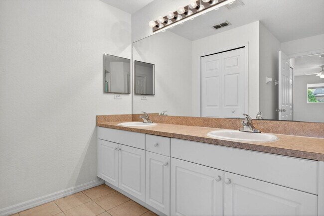 Building Photo - Cozy 3 Bed 2 Bath Home Available Immediately