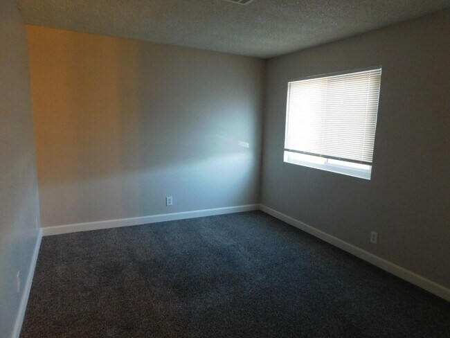 Building Photo - Spacious 2 bedroom- no neighbors under you !!