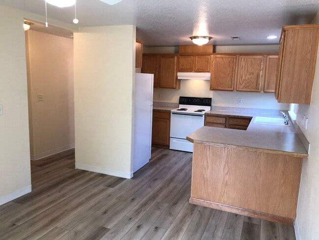 Building Photo - Beautiful 3 bedroom 2 bathroom house in a ...