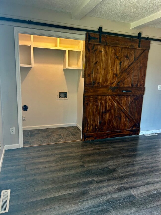 Building Photo - 825 David Ln