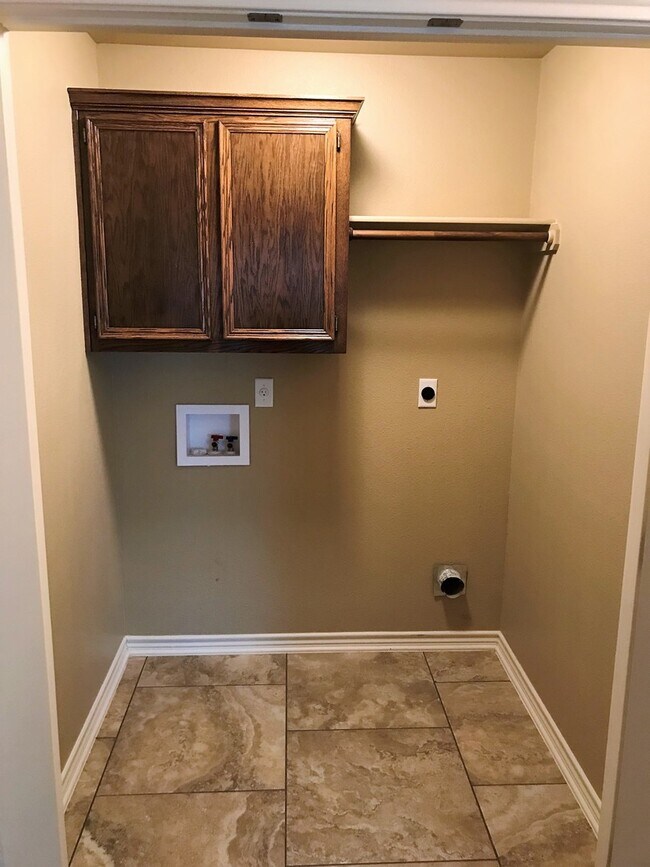 Building Photo - Beautiful 3 Bedroom, 2 Bath Duplex Near Cl...