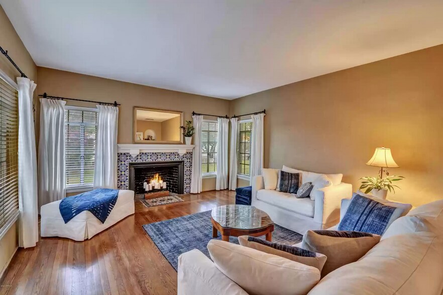 Living room - 712 W Manhatton Dr