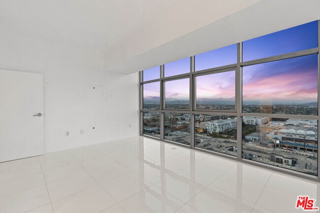 Building Photo - 13700 Marina Pointe Dr