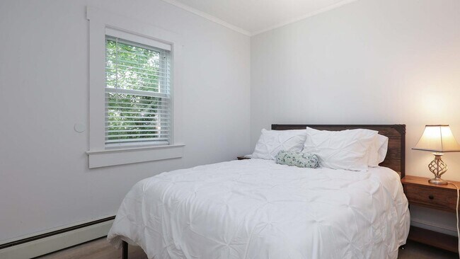 Building Photo - 1233 Oakwood Rd