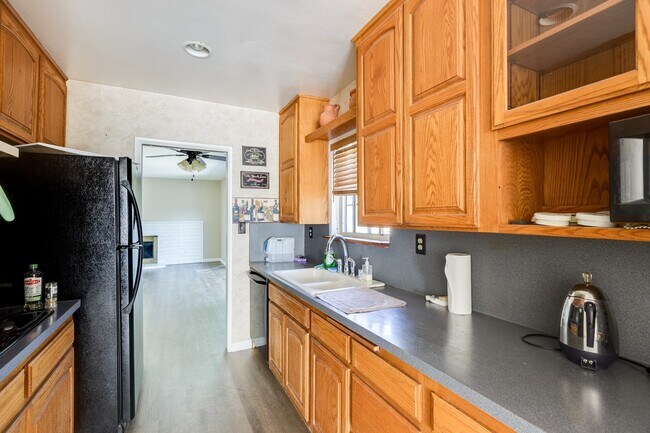 Building Photo - 3 BR 2 BA house Move in  ready