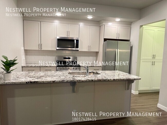 Building Photo - Amazing End-Row Townhome in Traverse Mountain