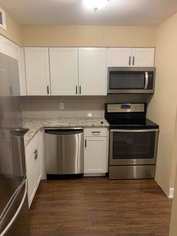 Building Photo - 9 Greenwood Dr