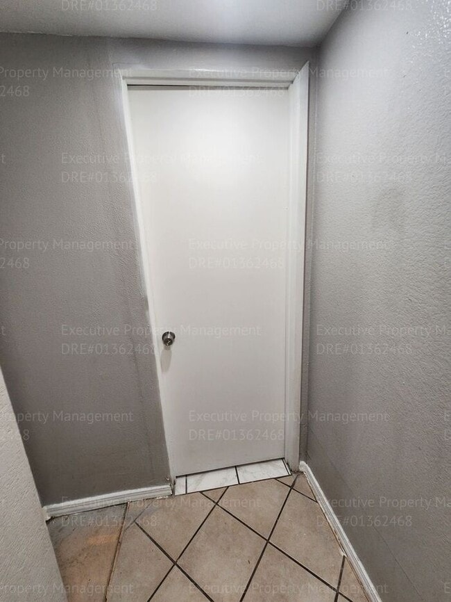 Building Photo - Charming 3 bedrooms/ 2.5 bathroom home.