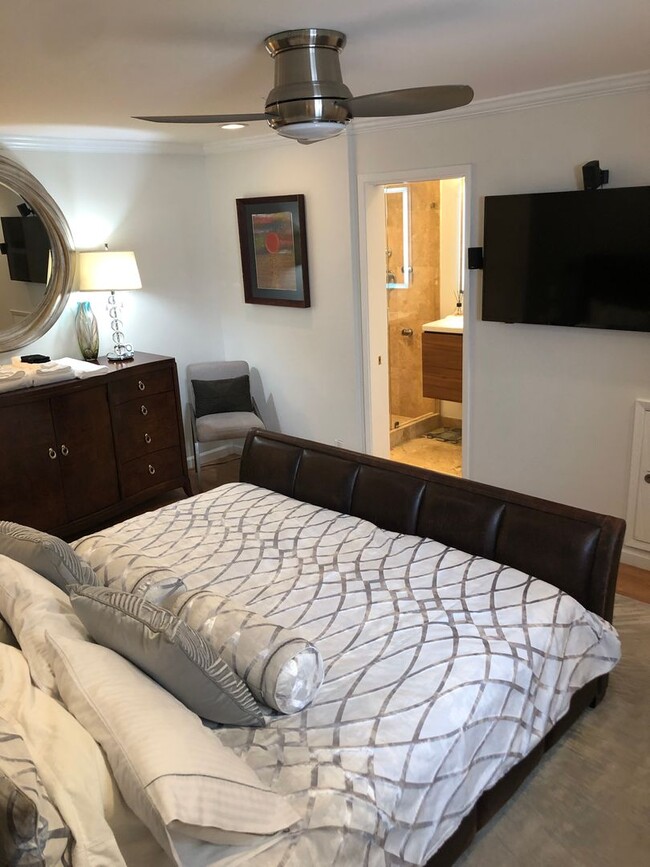 Building Photo - Elegant & Expansive Furnished 3 Bedroom/2 ...