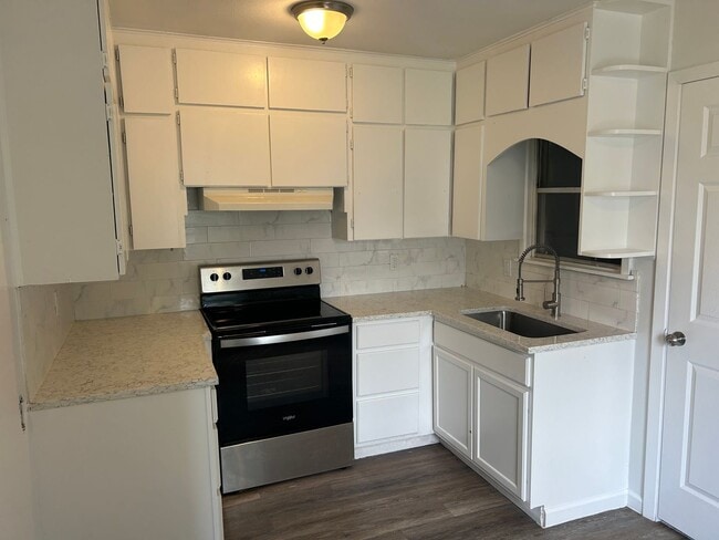 Building Photo - Blend of comfort and convenience