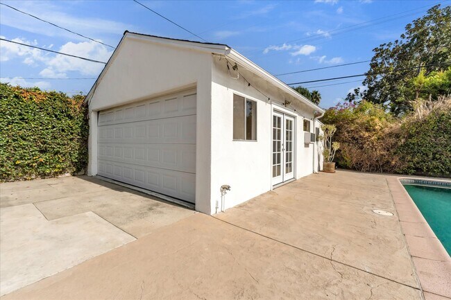 Garage Used as Bonus Room - 4710 Cartwright Ave