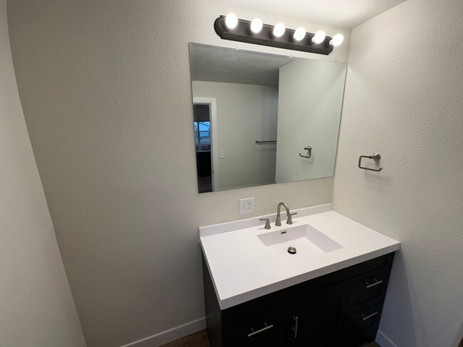 Building Photo - Newly Renovated 2 Bed House in Rock Valley...