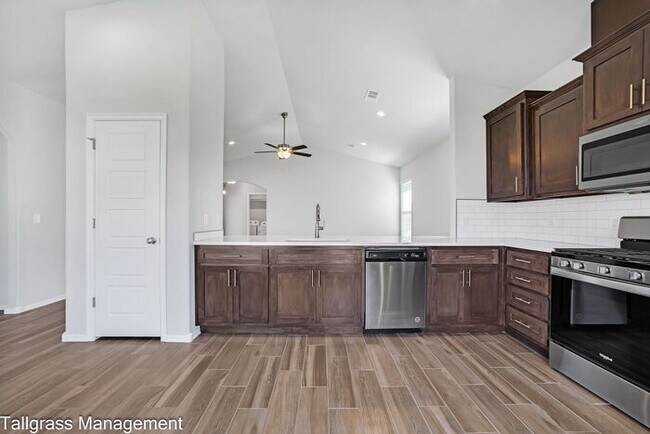Building Photo - Lease Luxury Living in 'The Tahoe' - A Modern Haven in Owasso