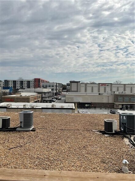 Building Photo - 881 Memorial Dr SE