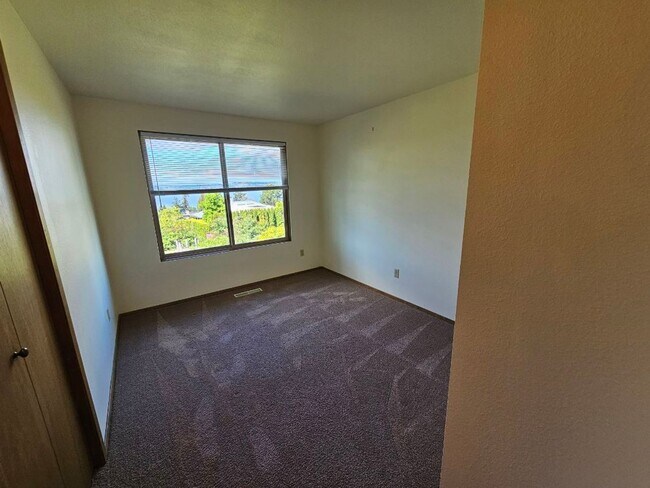 Building Photo - 4 Bed 2.5 Bath Kirkland - Lake WA Schools