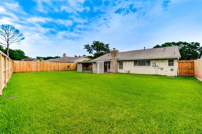 Building Photo - 12207 Meadowdale Dr