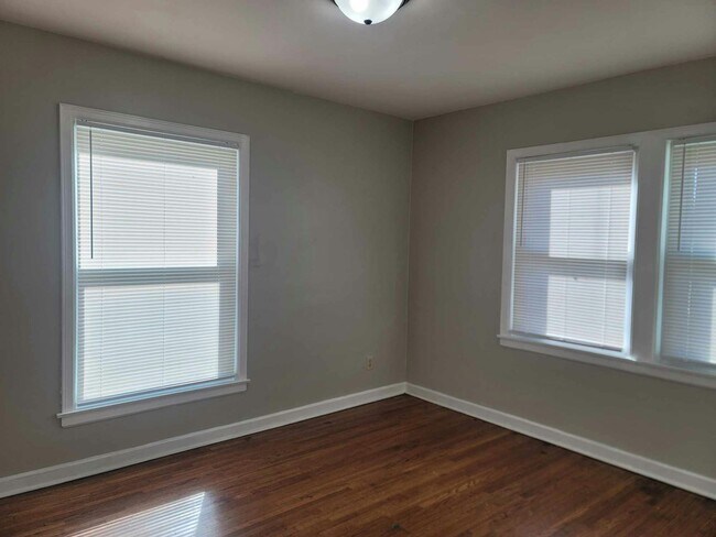 Building Photo - 903 S Rutan St