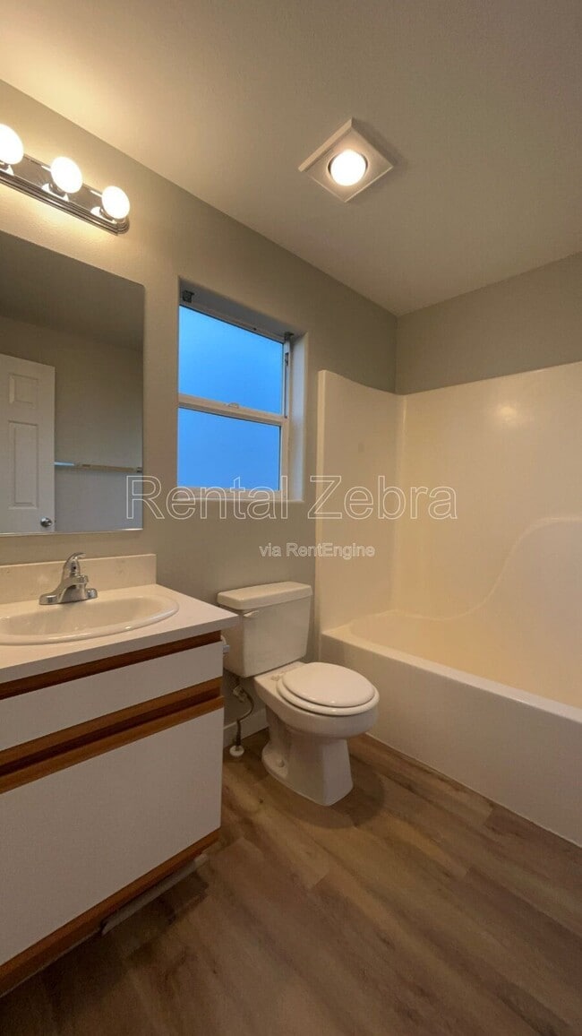 Building Photo - 1945 SW Canyon Dr