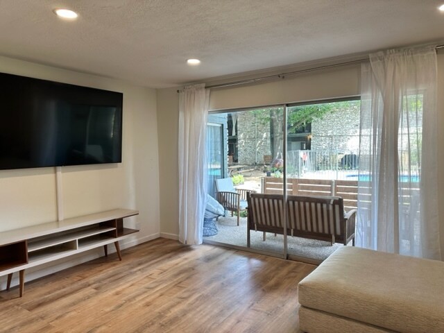 Building Photo - 1304 Mariposa Dr