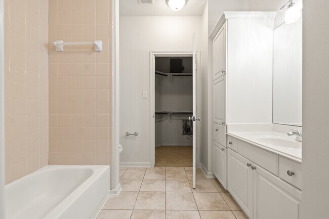 Building Photo - 5351 McCulloch Cir