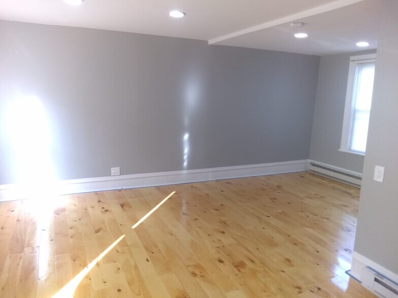 Building Photo - 605 Spring St