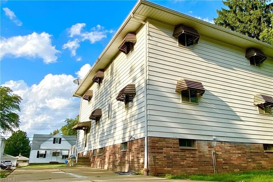 Building Photo - 12118 Center Ave