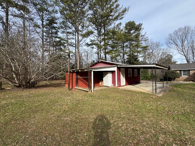 Building Photo - 2/1 House in Silver Creek on 4 acres- $1,495