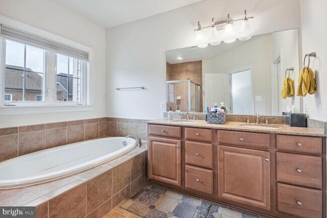 Building Photo - 124 Liriope Place