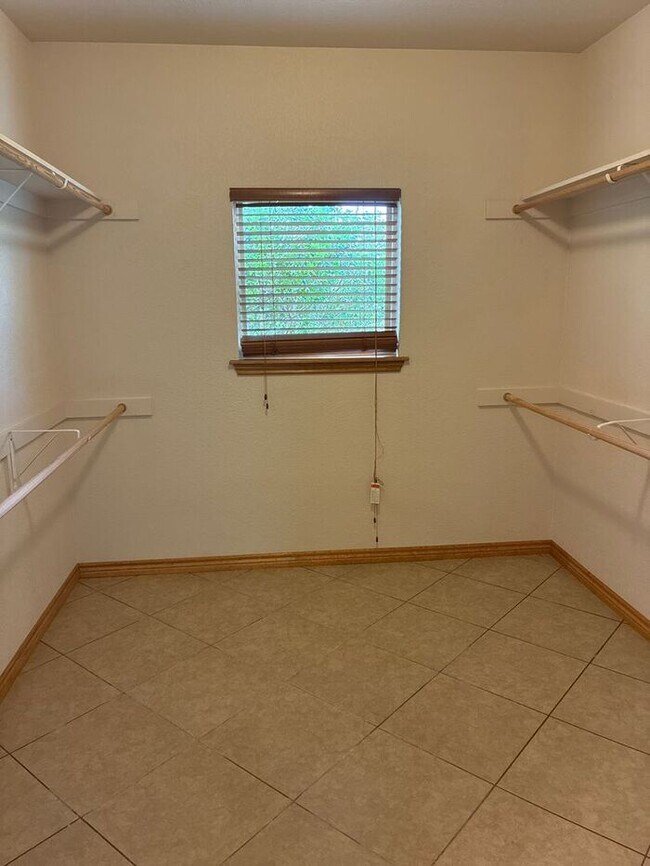 Building Photo - 5BR/3BA w/ Fenced Yard + Covered Parking in Seguin, TX