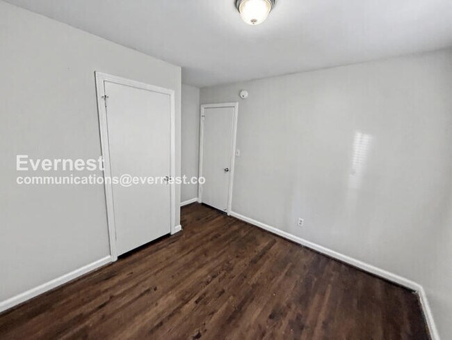 Building Photo - 3 Bed/1 Bath Home with Carport / Pet-Friendly / Available Now!