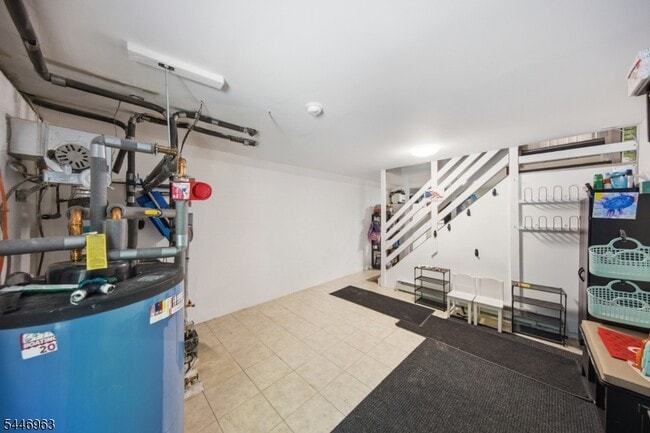 Building Photo - 2057 Lakeside Dr W