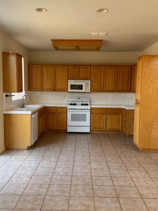 Building Photo - Nice & clean 3 Bedroom, 2 Bath Home in Cit...