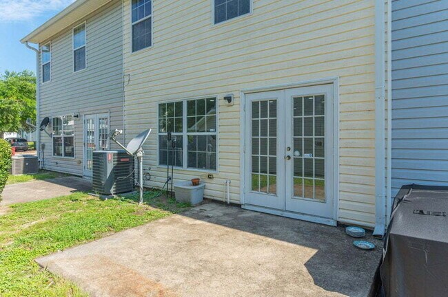 Building Photo - Charming 3-Bed, 2-Bath Townhome!