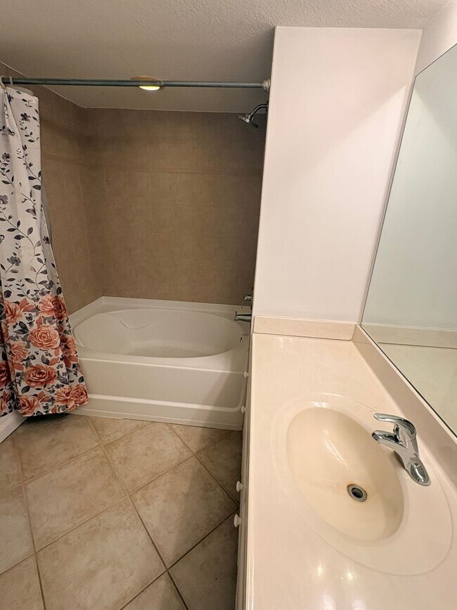 Building Photo - The Residence 4127-411