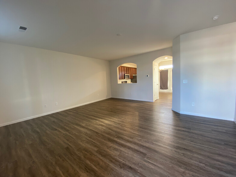 Building Photo - Room in Townhome on Johns Walk Way