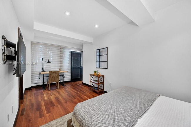 Building Photo - 14 W San Marino Dr