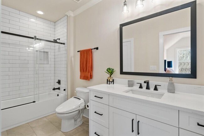 Building Photo - 568 Versailles Dr