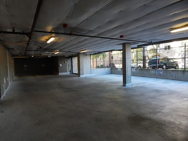 Building Photo - 1 bd 1 bath close to UW.  Water/Sewer/Garbage/Parking/Storage included