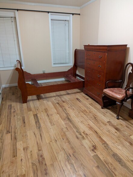 queen size bed - 63 Nichols Ave