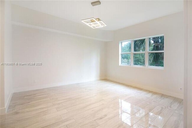 Building Photo - 14951 Royal Oaks Ln