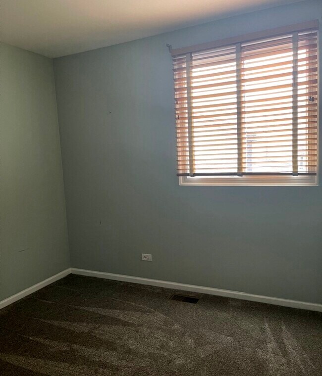 Building Photo - 939 Symphony Dr