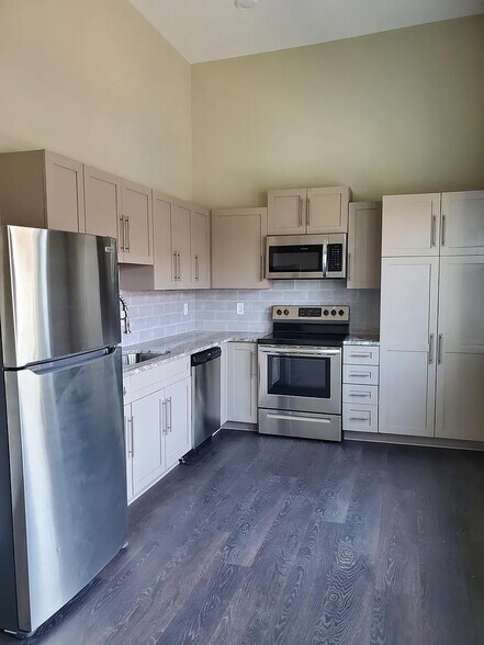 Nicely designed kitchen! - 256 E Broadway