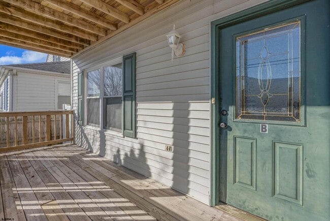 Building Photo - 413 W Beach Ave